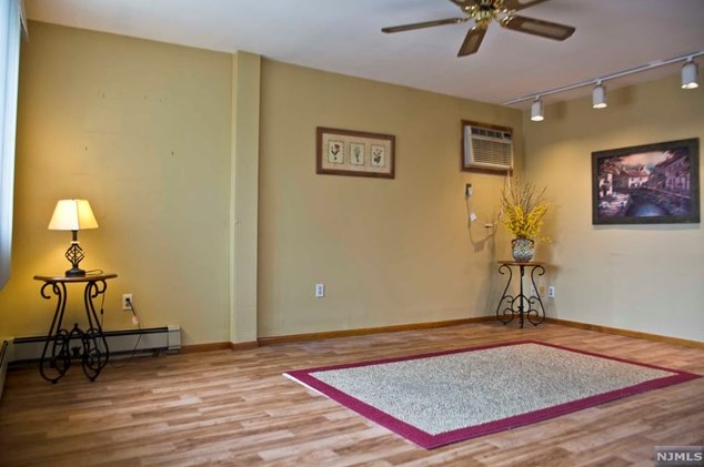 10 Dewey St, Outwater, NJ 07026
