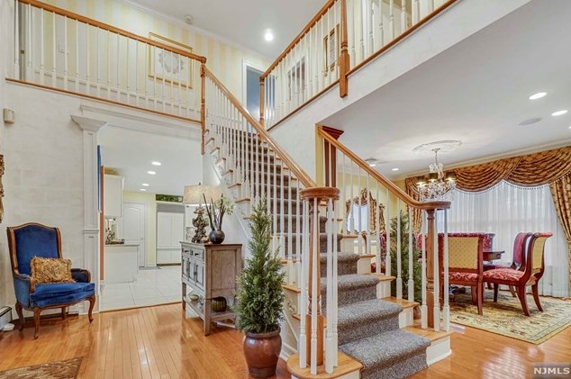 35 Parker Pl, Upper Saddle River, NJ 07458