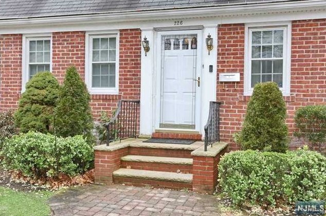 226 Roosevelt Ave, Hasbrouck Heights, NJ 07604