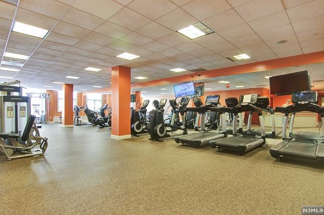 190 River Rd #1420, Edgewater, NJ 07020