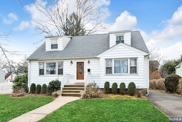 132 Summit Ave, Waldwick, NJ 07463-2135
