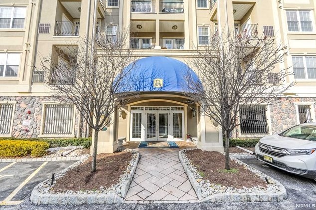5307 Burwood Rd, Clifton, NJ 07013-2693