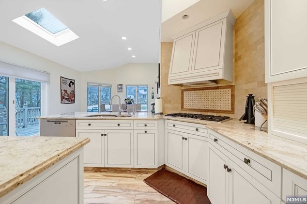 31 Sherman Ave, Closter, NJ 07624