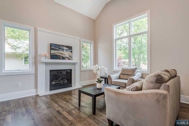 5 Godfrey Pl, Cresskill, NJ 07626