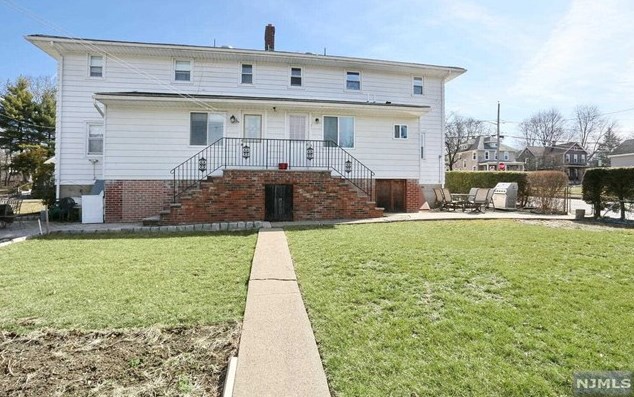 12 Maple Ave, Waldwick NJ  07463-1620 exterior