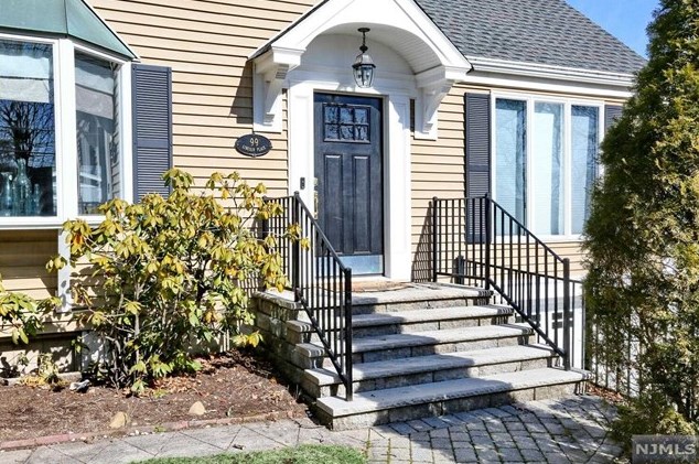99 Lincoln Pl, Waldwick, NJ 07463-2114