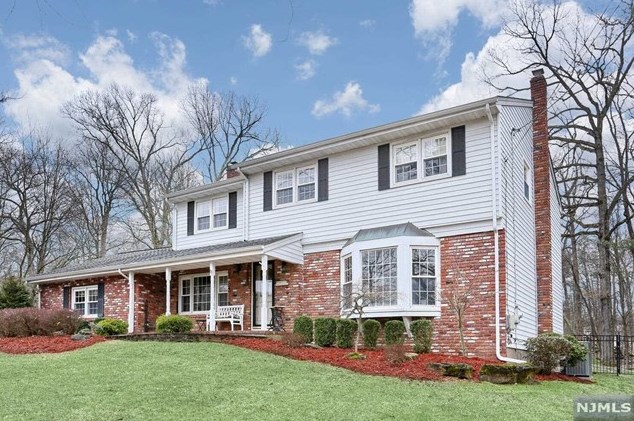 88 Chuckanutt Dr, Oakland, NJ 07436