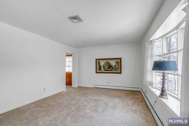 72 Walton Ave, Oakland, NJ 07436