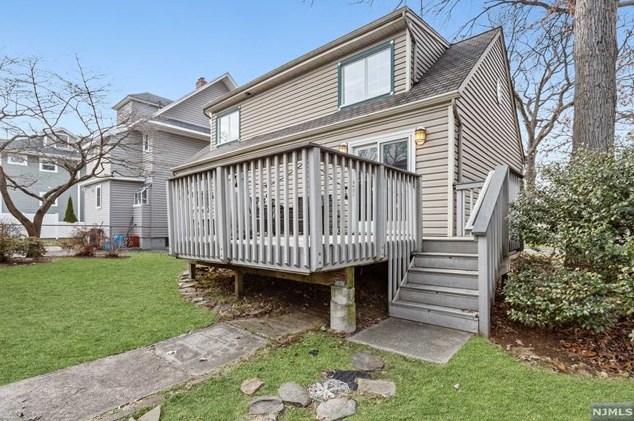 1 Courier Pl, Rutherford NJ  07070-1101 exterior