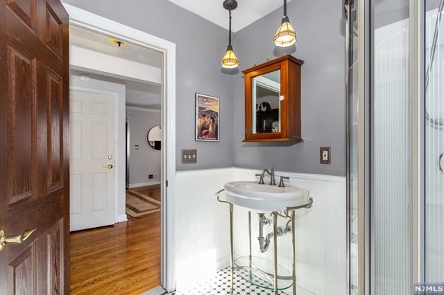 1 Courier Pl, Rutherford NJ  07070-1101 exterior