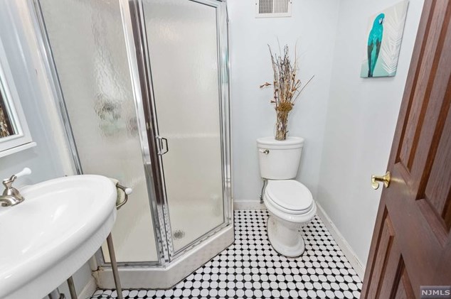 1 Courier Pl, Rutherford NJ  07070-1101 exterior