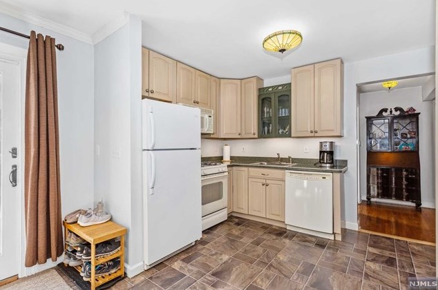 1 Courier Pl, Rutherford NJ  07070-1101 exterior