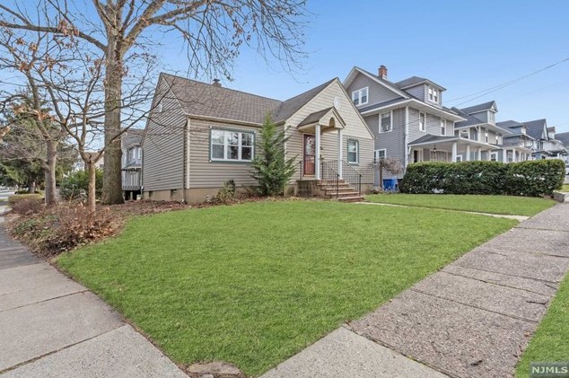 1 Courier Pl, Rutherford NJ  07070-1101 exterior