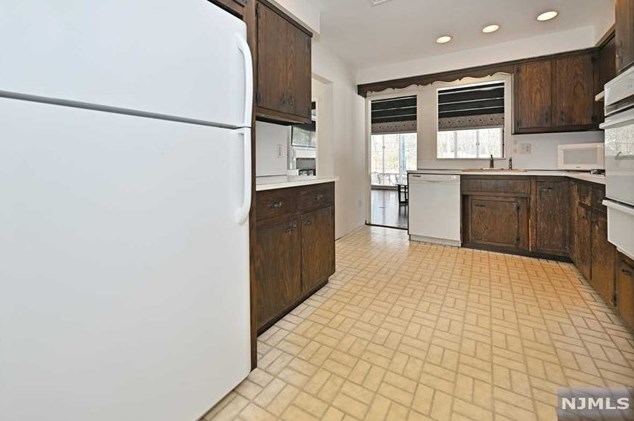 96 Greenbrook Pl, Park Ridge NJ  07656-1846 exterior