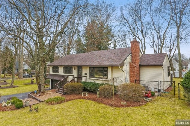 12 Maple Ct, Waldwick, NJ 07463-2301
