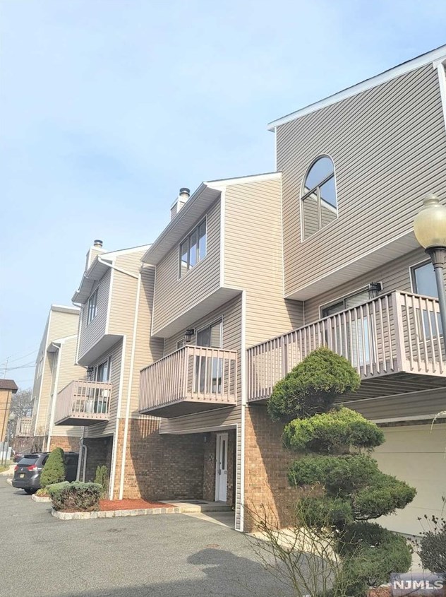 113 Roosevelt Pl, Palisades Park, NJ 07650