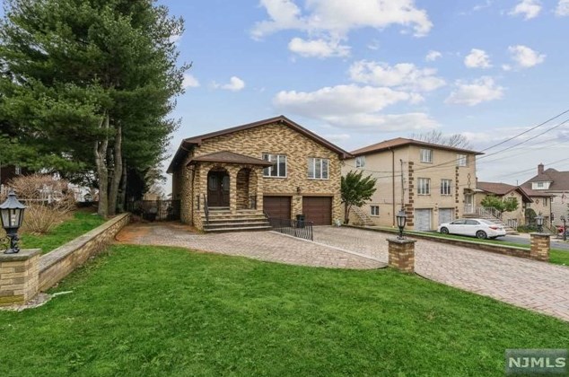 930 Edgewater Ave, Ridgefield, NJ 07657