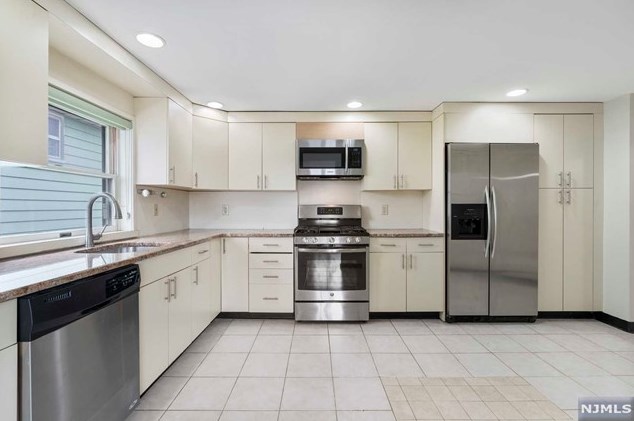 1110 14th St, West Fort Lee, NJ 07024