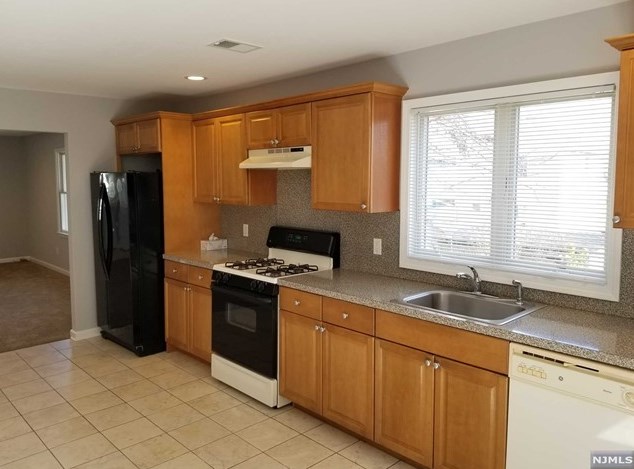 192 Corabelle Ave, Lodi NJ  07644-1706 exterior