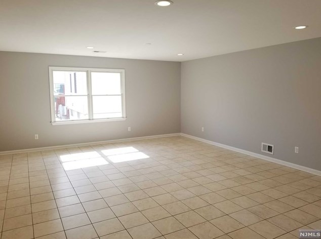 192 Corabelle Ave, Lodi, NJ 07644