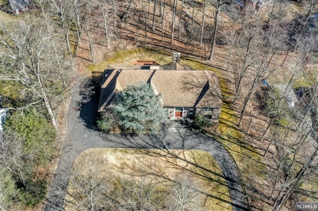 47 Old Chimney Rd, Upper Saddle River, NJ 07458