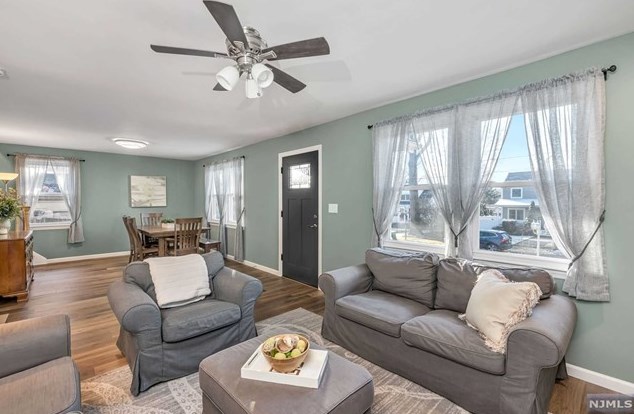 8 Hudson Ave, Waldwick, NJ 07463-2311