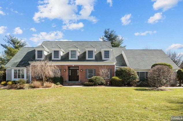 412 Drury Ln, Wyckoff, NJ 07481-2201