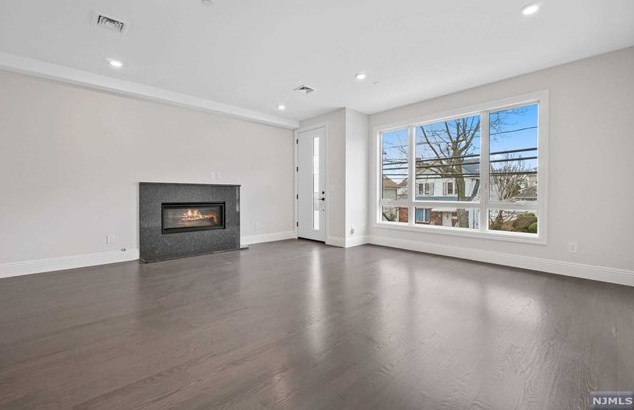 77 Crescent Ave, Cliffside Park, NJ 07010-3046