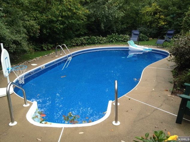 33 Armour Rd, Mahwah, NJ 07430