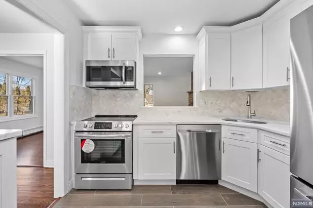 251 Midland Ave, Paramus NJ  07652-4649 exterior
