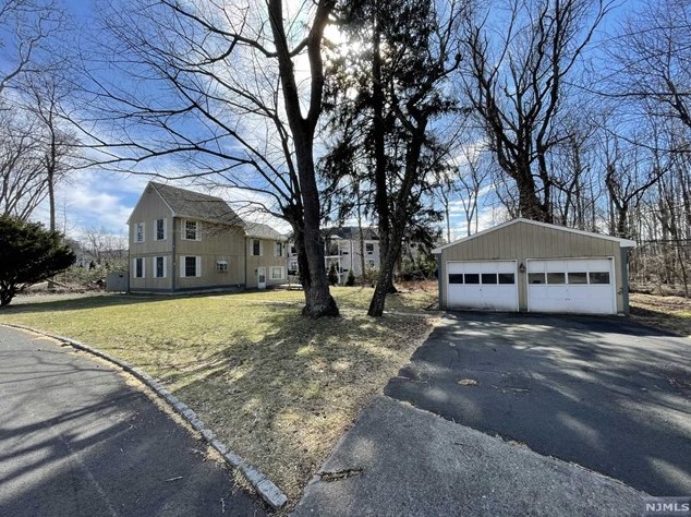 1 Esplanade Dr, Hillsdale, NJ 07642