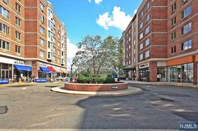 5206 City Pl, Edgewater, NJ 07020