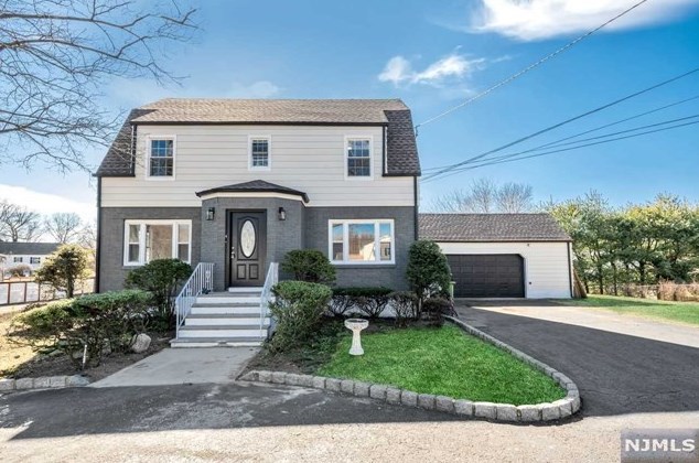 807 Pascack Rd, Paramus, NJ 07652