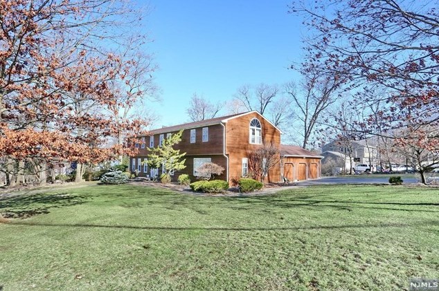 105 Algonquin Trail, Oakland, NJ 07436