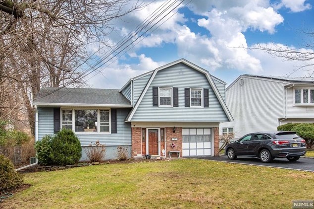 27 Sieber Ct, Bergenfield, NJ 07621-1228