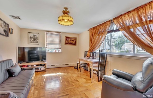 351 Vomel Dr, N Milford, NJ 07646