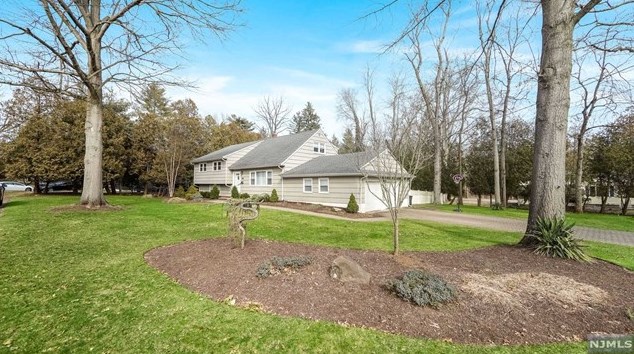 17 Rugen Dr, Harrington Park, NJ 07640