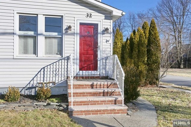 32 Glendale Dr, Hillsdale, NJ 07642-2749