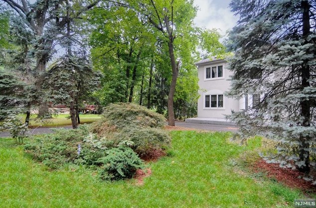 16 Riverside Dr, Hillsdale, NJ 07642