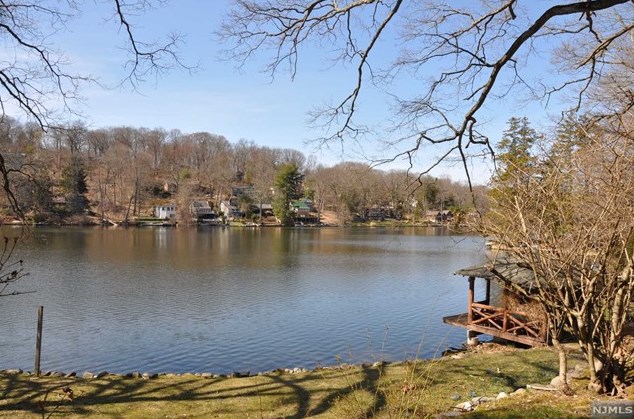 107 Cupsaw Dr, Skyline Lakes, NJ 07456