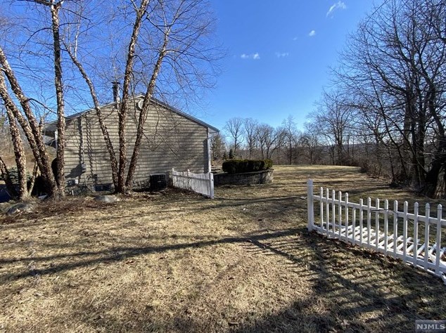 632 Athlone Ter, Westwood, NJ 07675-6548