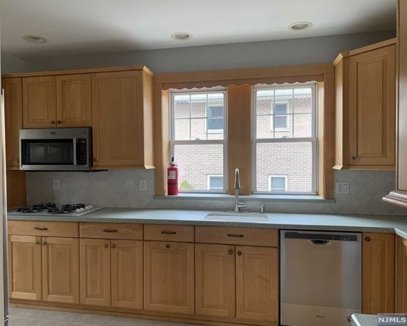 1011 Abbott Blvd, West Fort Lee NJ  07024-4202 exterior