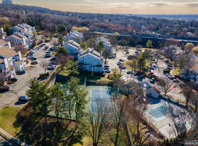 1 Regency Cir, Englewood NJ  07631-5048 exterior