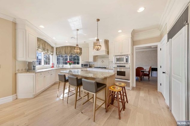 23 Taft Ct, Westwood NJ  07677-8322 exterior