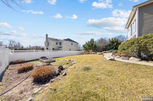 23 Taft Ct, Westwood NJ  07677-8322 exterior