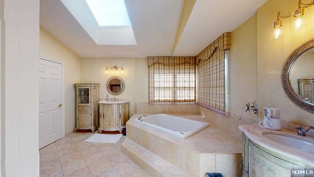 23 Taft Ct, Westwood NJ  07677-8322 exterior
