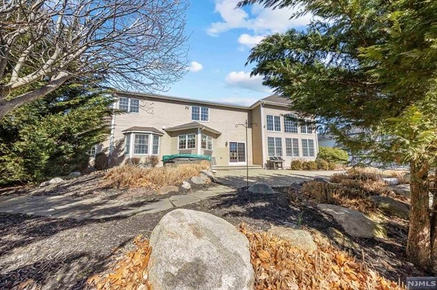 23 Taft Ct, Westwood NJ  07677-8322 exterior