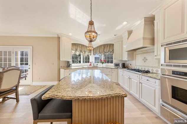 23 Taft Ct, Westwood NJ  07677-8322 exterior