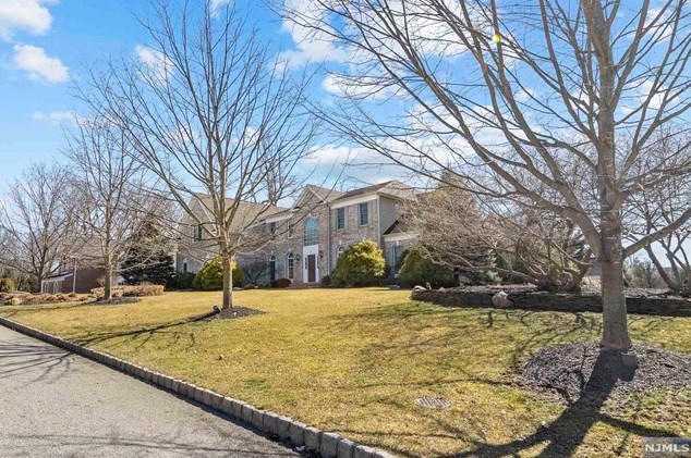 23 Taft Ct, Westwood NJ  07677-8322 exterior