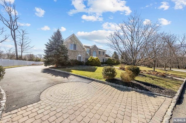 23 Taft Ct, Westwood NJ  07677-8322 exterior
